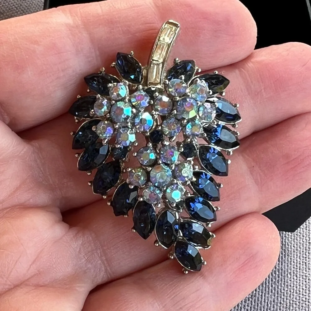 Magnificent!! Trifari brooch Leaf Blue Rhinestone baguette Silver Tone Vtg 50s - Picture 4 of 13